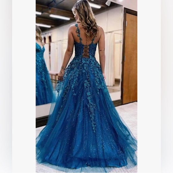 Elegant Red Evening Gown - So Pretty! - Picture 7 of 7